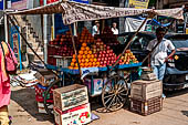 Street sellers, Old Thanjavur, Tamil Nadu. 